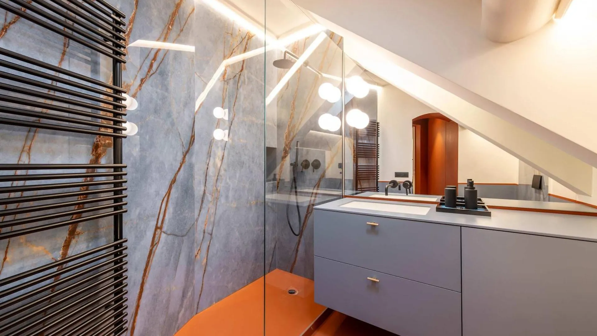 Stunning Cupola Apt-Steps From San Babila & Duomo Mailand