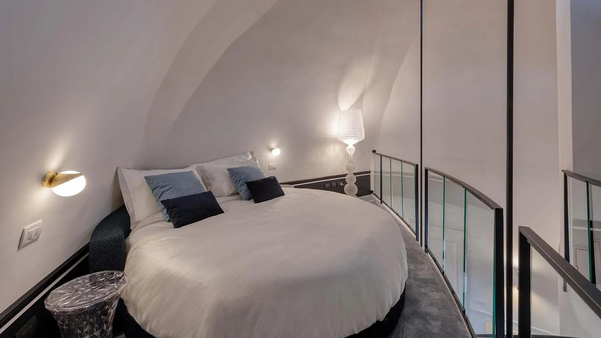 מילאנו Stunning Cupola Apt-Steps From San Babila & Duomo איטליה