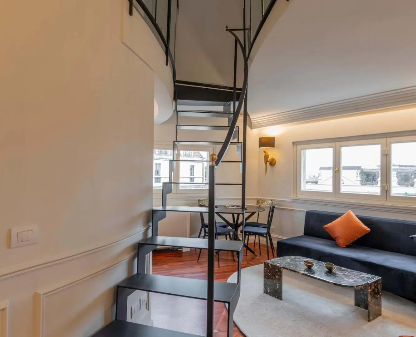 Stunning Cupola Apt-Steps From San Babila & Duomo Milan Apartment